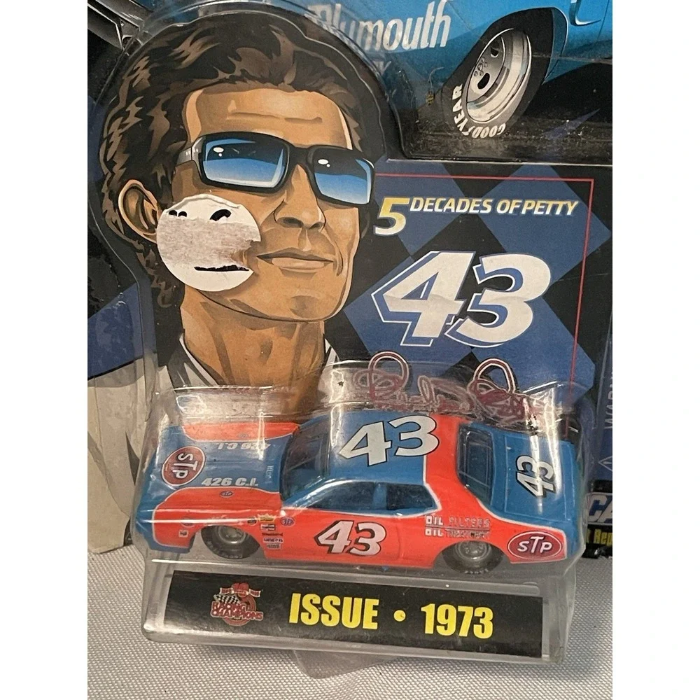 1/64 RACING CHAMPIONS‎ RICHARD PETTY STP 5 DECADES OF PETTY 1972 CHAMPION Bin-W